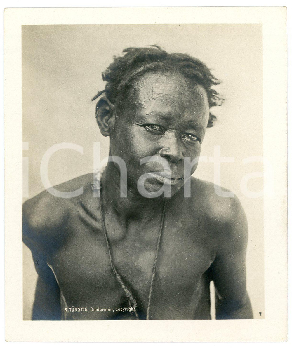 1910 ca Anglo-Egyptian SUDAN - Native senior - Portrait (4) Photo R. TÜRSTIG Fotografia seriale d'epoca.FOTOGRAFO: R. T&uuml;rstig - Omdurman FAIR/discreto Lievi smussature angolari Formato: 10x12 cm originale e autentica 1