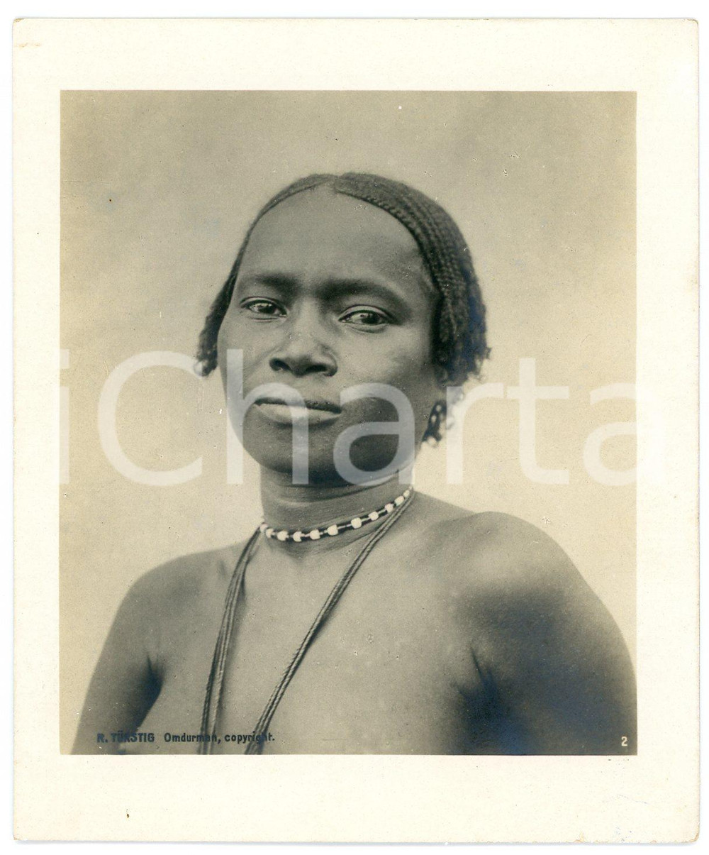 1910 ca Anglo-Egyptian SUDAN - Native little girl -Portrait (2) Photo R. TÜRSTIG Fotografia seriale d'epoca.FOTOGRAFO: R. T&uuml;rstig - Omdurman FAIR/discreto Lievi smussature e abrasioni angolari Formato: 10x12 cm originale e autentica 1