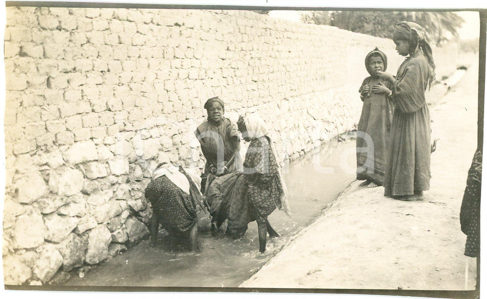1920 ca BISKRA (ALGERIA) Bambine si rinfrescano in un canale - Foto 14x9 cm  Fotografia d'epoca. FAIR/discreto margini rifilati Formato: 14x9 cm originale e autentica 1
