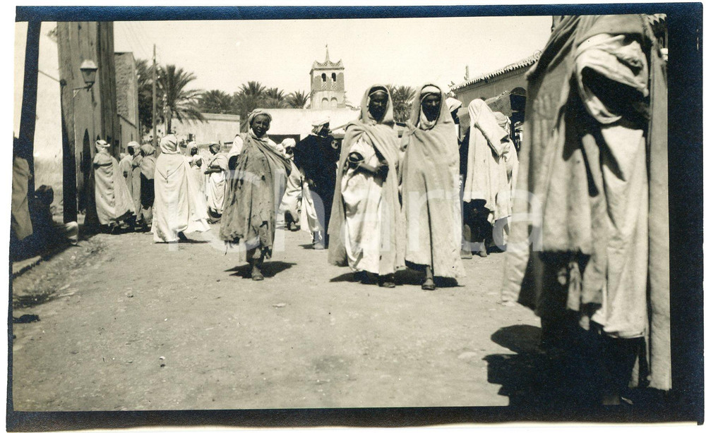 1920 ca BISKRA (ALGERIA) COSTUMI - Scena fuori da una moschea - Foto 14x9 cm  Fotografia d'epoca. POOR/danneggiato lievi piegature Formato: 14x9 cm originale e autentica 1