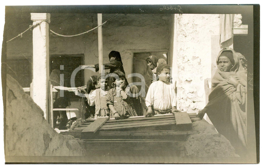 1920 ca BISKRA (ALGERIA) COSTUMI - Bambini presso un pozzo - Foto 14x9 cm  Fotografia d'epoca. GOOD/buono margini lievemente rifilati Formato: 14x9 cm originale e autentica 1