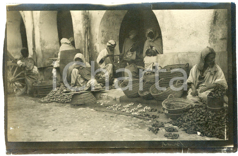 1920 ca BISKRA (ALGERIA) COSTUMI - Mercato tradizionale (1) - Foto 14x9 cm  Fotografia d'epoca. FAIR/discreto minimo strappo al lato superiore Formato: 14x9 cm originale e autentica 1
