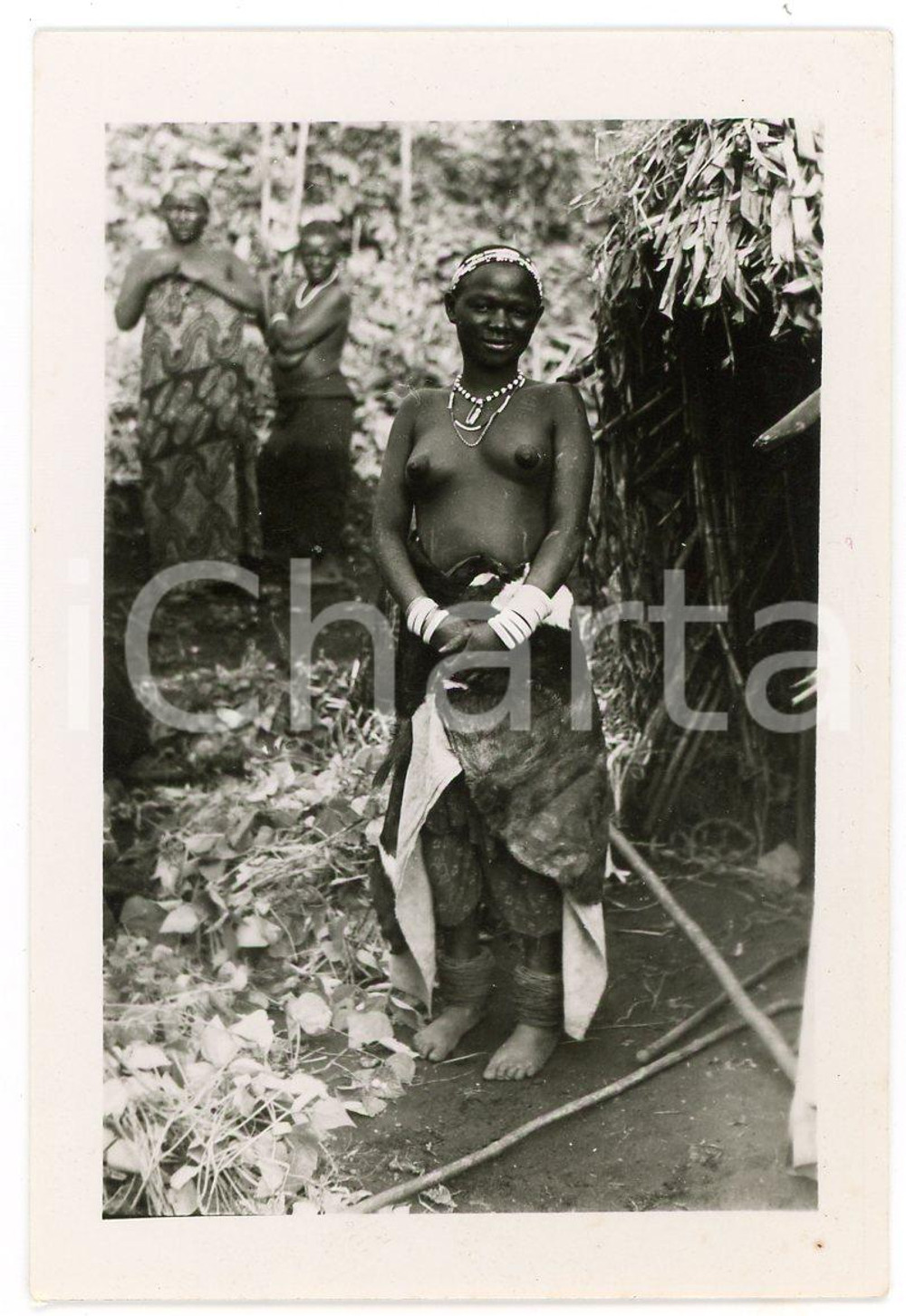 1950 ca RUANDA Woman MUHUTU - Portrait - ETHNIC NUDE - Photo LAMMERTZ 6x10 cm  Fotografia d'epoca, con timbro-didascalia al verso.FOTOGRAFO: Lammertz FAIR/discreto Lievi smussature e abrasioni angolari, piccola piegatura all'angolo superiore destro Formato: 6x10 cm originale e autentica 1