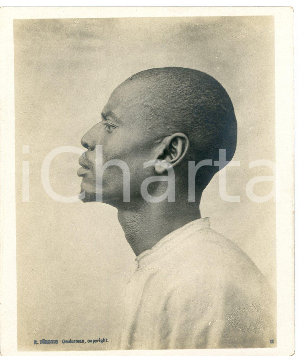1910 ca Anglo-Egyptian SUDAN - Native man - Portrait (4) Photo R. TÜRSTIG Fotografia seriale d'epoca.FOTOGRAFO: R. T&uuml;rstig - Omdurman FAIR/discreto Lievi abrasioni e smussature angolari Formato: 10x12 cm originale e autentica 1