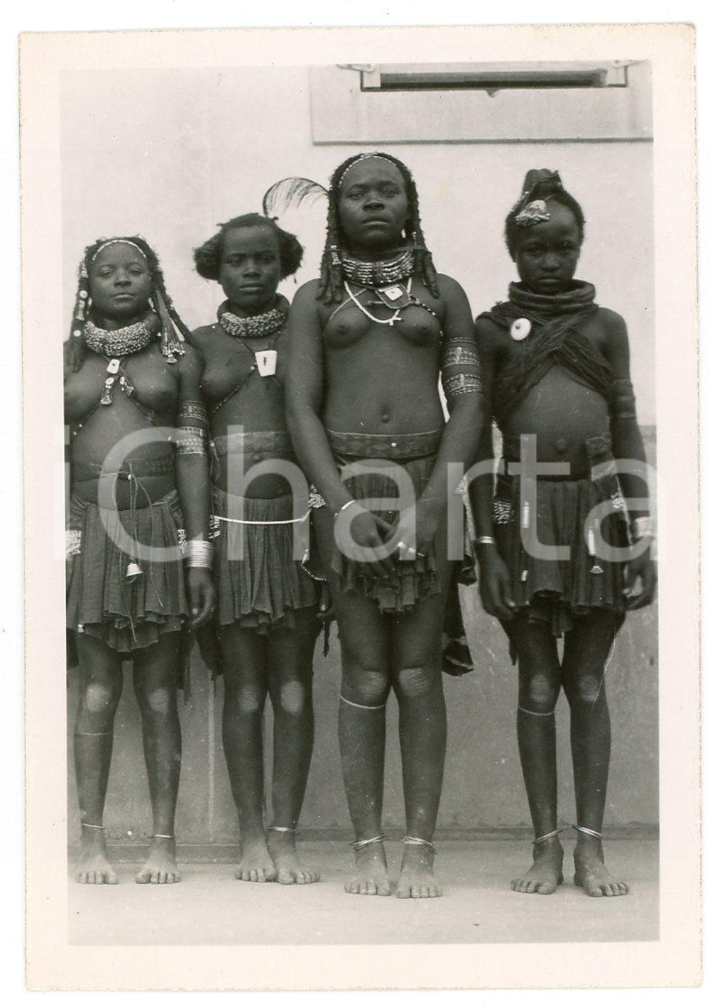 1950 ca CONGO Women BATSHOKWE - Portrait - ETHNIC NUDE - Photo LAMMERTZ 6x10 cm  Fotografia d'epoca, con timbro-didascalia al verso.FOTOGRAFO: Lammertz GOOD/buono Lievi smussature e abrasioni angolari Formato: 6x10 cm originale e autentica 1