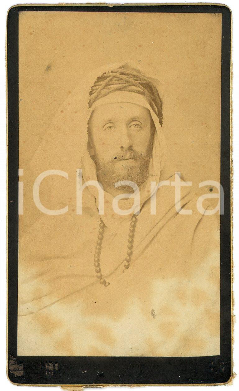 1870 ca ETHNIC TYPES European man in Arab clothing - Photo CDV  Fotografia d'epoca, su cartoncino rigido. POOR/danneggiato schiariture al lato inferiore Formato: 6x10 cm originale e autentica 1