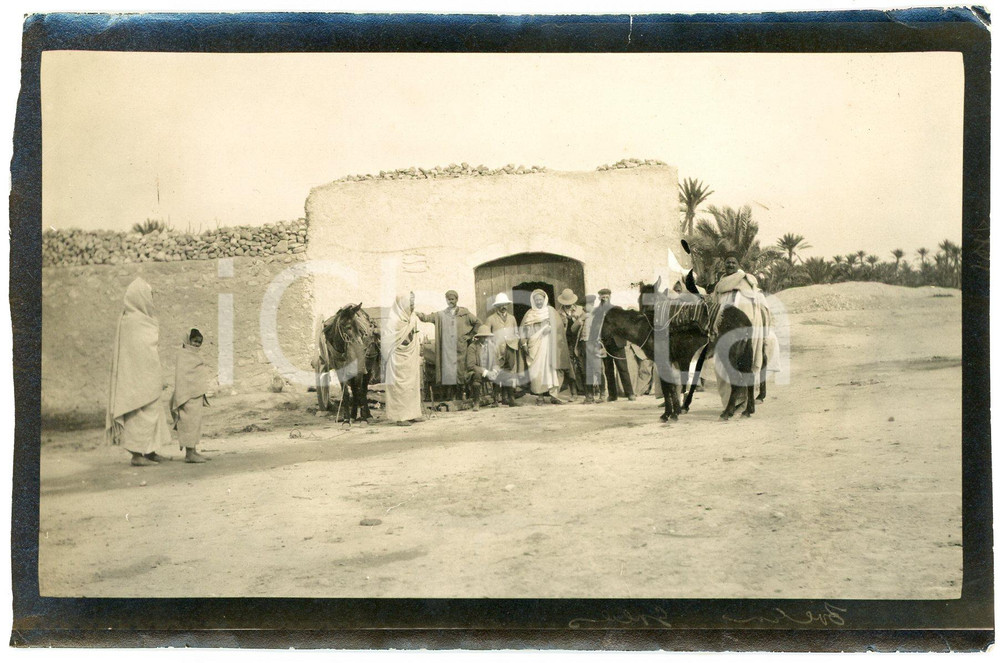 1920 ca ALGERIA - Gruppo di uomini in un villaggio -  Foto VINTAGE 14x9 cm  Fotografia d'epoca. GOOD/buono margine sinistro rifilato Formato: 14x9 cm originale e autentica 1