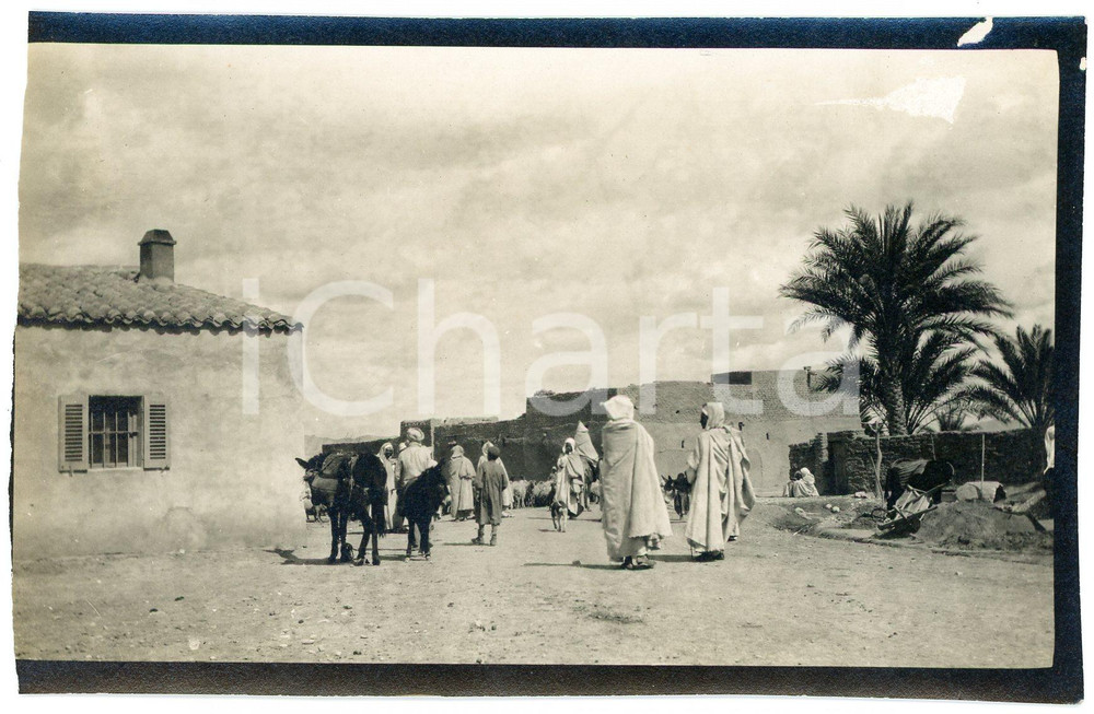 1920 ca ALGERIA - Scena in un villaggio  - Foto VINTAGE 14x9 cm (1)  Fotografia d'epoca. GOOD/buono margine sinistro rifilato; abrasione al lato superiore Formato: 14x9 cm originale e autentica 1