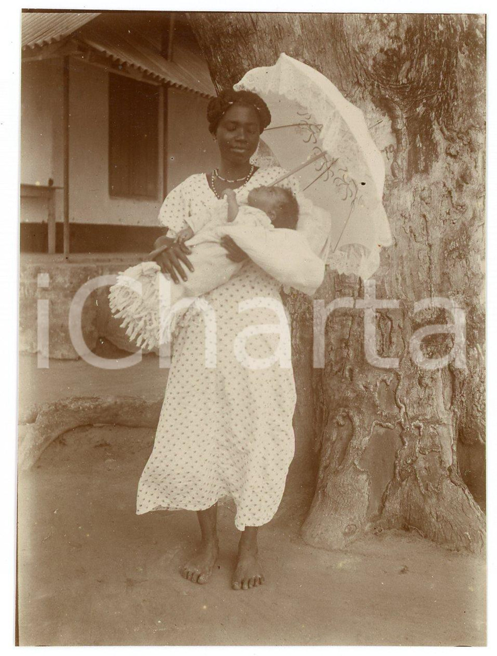 1930 ca CONGO BELGA - Madre e neonato con ombrellino - Foto 7x10 cm  Fotografia d'epoca. GOOD/buono  Formato: 7x10 cm originale e autentica 1