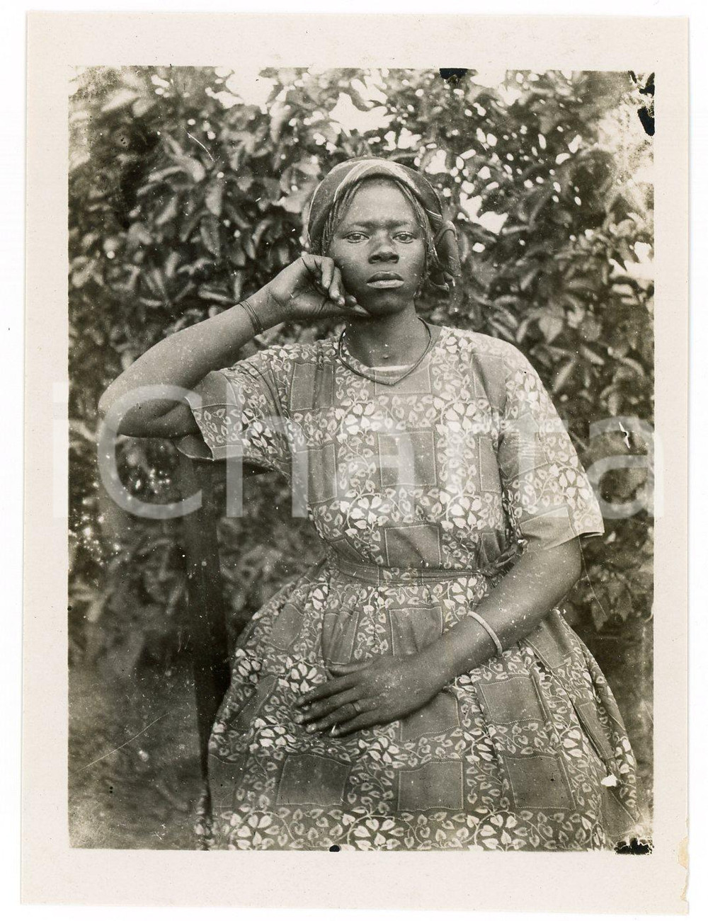 1950 ca CONGO BELGE Native woman - Portrait - Photo 8x12 cm  Fotografia d'epoca. FAIR/discreto Lieve abrasione all'angolo inferiore destro Formato: 8x12 cm originale e autentica 1