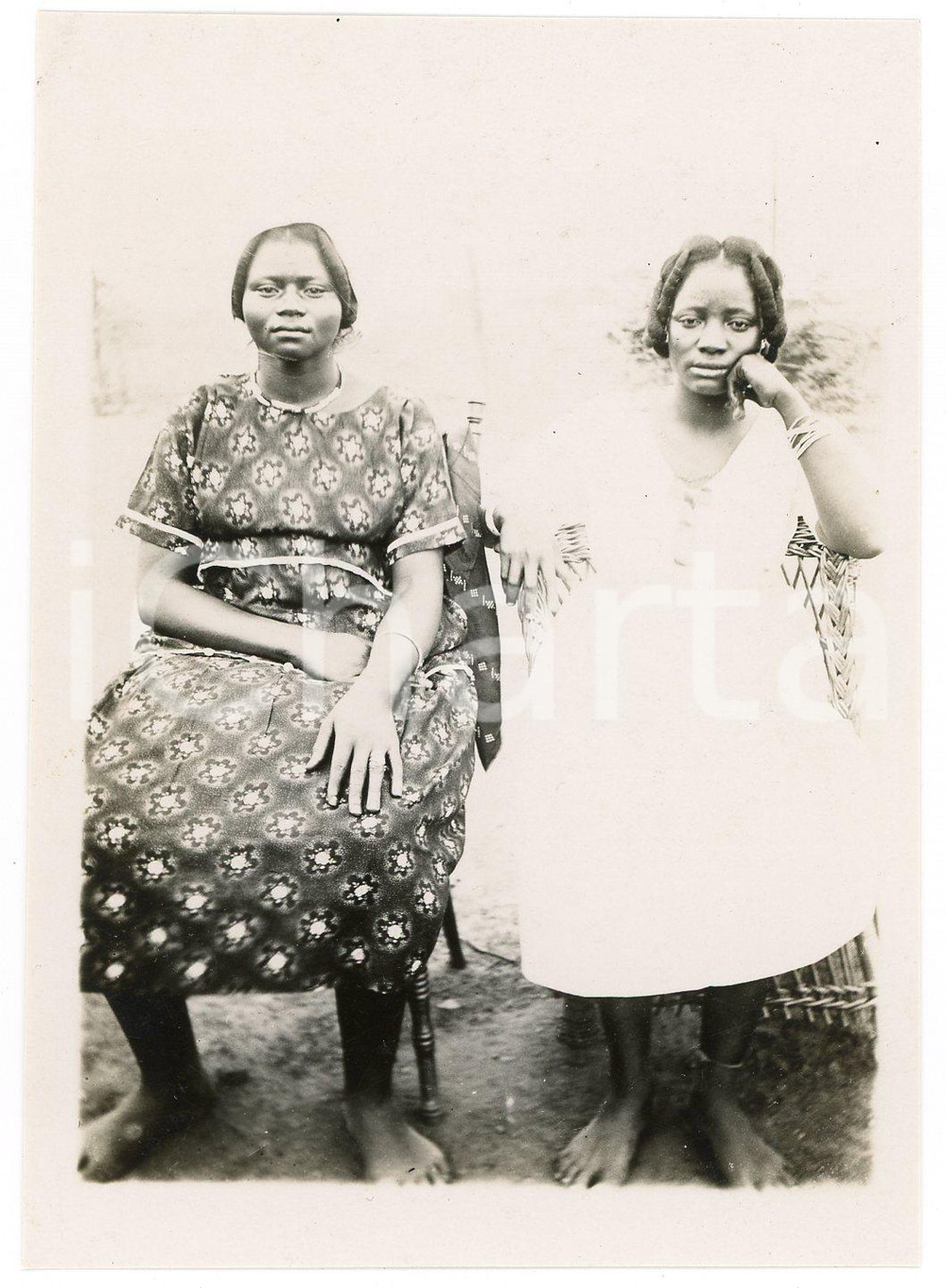 1920 ca AFRICA - CONGO BELGE (?) Deux femmes assises - Photo 8x12 cm Fotografia d'epoca. FAIR/discreto Lievi smussature agli angoli Formato: 8x12 originale e autentica 1