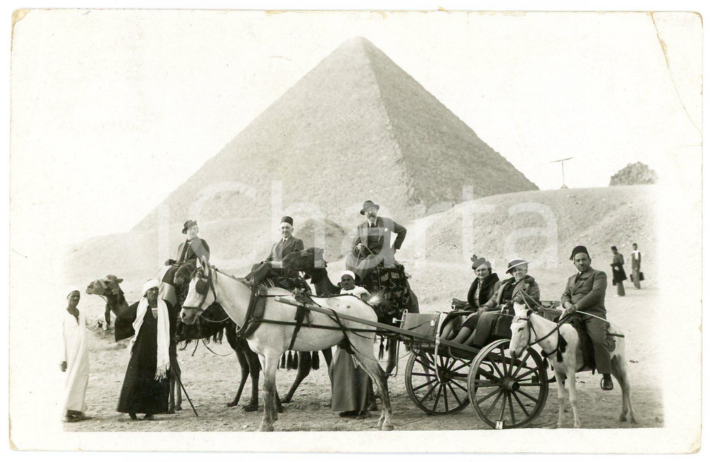 1939 EGYPTE Touristes français visitent les pyramides - Postcard FP VG  Fotografia d'epoca in formato cartolina postale. POOR/danneggiato Smussature agli angoli, piegatura all'angolo superiore destro, gualciture ai margini Formato: FP originale e autentica 1