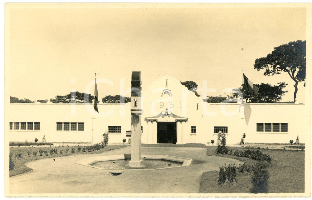 1931 CONGO BELGE Elisabethville World Fair - Pavilion - Photo Léopold GABRIEL Fotografia originale d'epoca, in formato cartolina postale, con didascalia manoscritta al verso, che indica il "Pavillion de l'Ouvrier des Fermes Coloniales et de l'Angole".FOTOGRAFO: L&eacute;opold Gabriel - Elisabethville  GOOD/buono  Formato: 14x9 cm originale e autentica 1