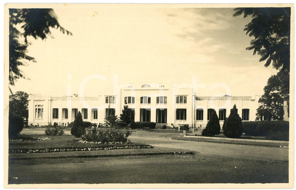 1931 ELISABETHVILLE (CONGO BELGE) Palais de Justice - Photo Léopold GABRIEL Fotografia originale d'epoca, in formato cartolina postale, con didascalia manoscritta al verso.FOTOGRAFO: L&eacute;opold Gabriel GOOD/buono  Formato: 14x9 cm originale e autentica 1