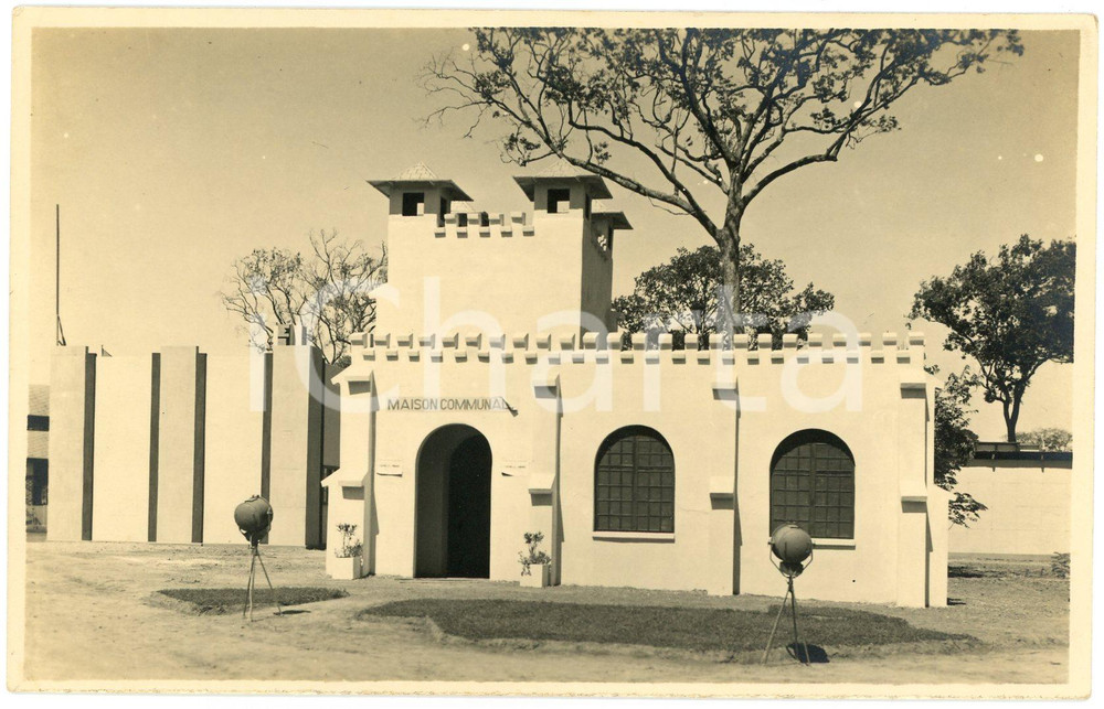 1931 CONGO Elisabethville World Fair - Maison Communale - Photo Léopold GABRIEL Fotografia originale d'epoca, in formato cartolina postale, con didascalia manoscritta al verso.FOTOGRAFO: L&eacute;opold Gabriel - Elisabethville  GOOD/buono minimi difetti di stampa Formato: 14x9 cm originale e autentica 1
