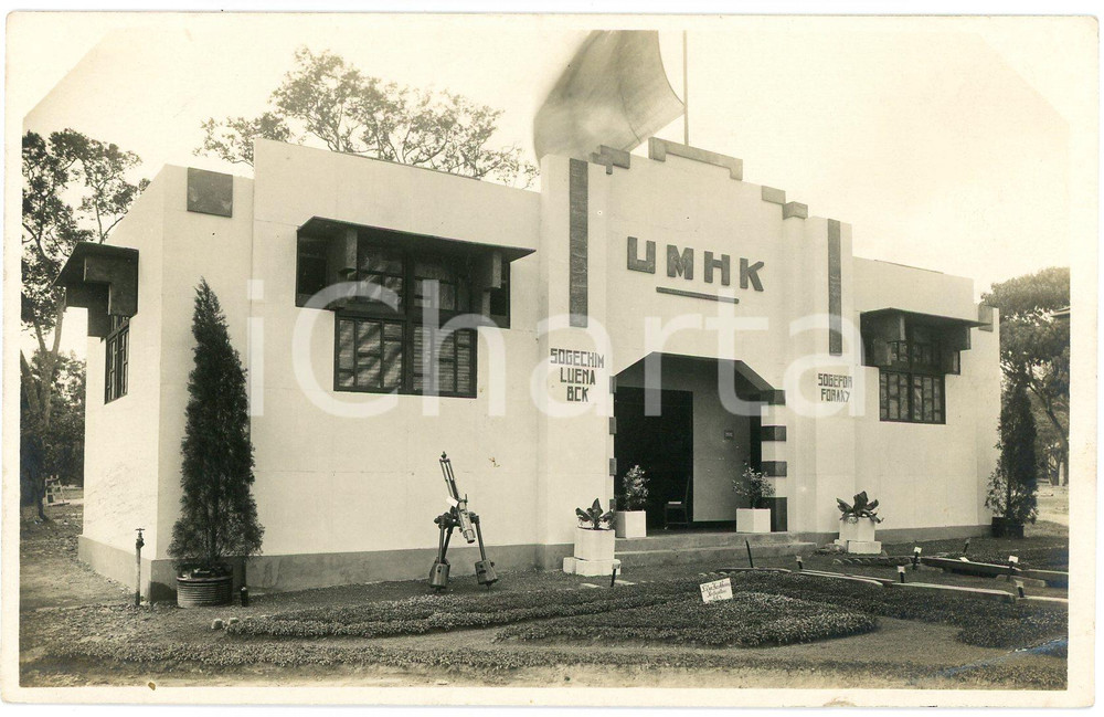 1931 CONGO Elisabethville World Fair - Pavilion UMHK - Photo Léopold GABRIEL Fotografia originale d'epoca, in formato cartolina postale, con didascalia manoscritta al verso, che indica il padiglione dell'Union Mini&egrave;re du Haut Katanga.FOTOGRAFO: L&eacute;opold Gabriel - Elisabethville  POOR/danneggiato piegatura angolare Formato: 14x9 cm originale e autentica 1
