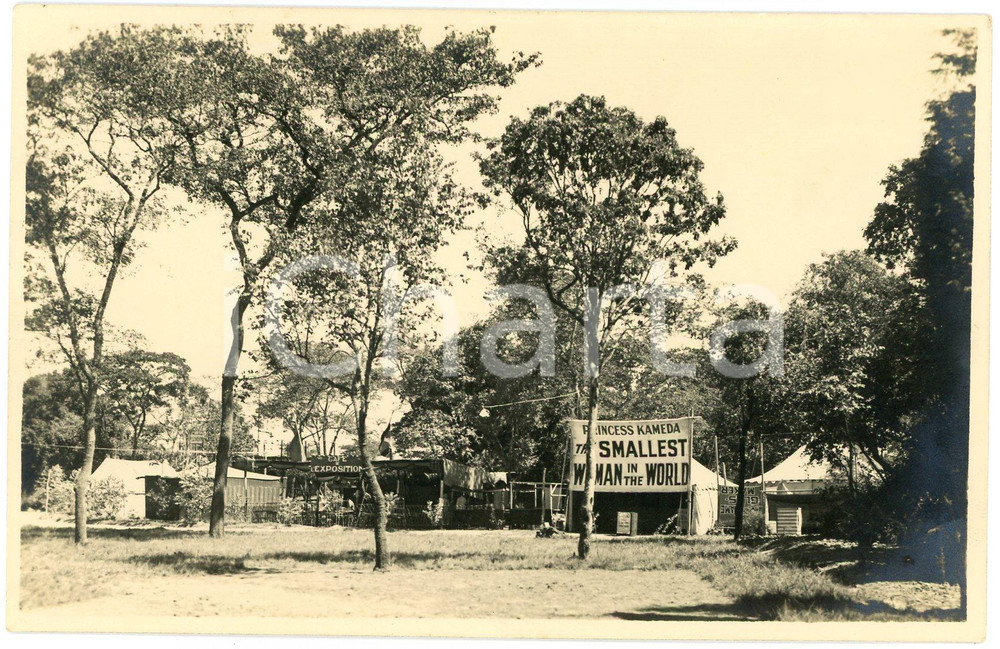 1931 CONGO Elisabethville World Fair - Attractions - Kameda *Photo GABRIEL Fotografia originale d'epoca, in formato cartolina postale, con didascalia manoscritta al verso.E' visibile un padiglione circense che pubblicizza "Princess Kameda, the smallest woman in the world".FOTOGRAFO: L&eacute;opold Gabriel - Elisabethville  GOOD/buono  Formato: 14x9 cm originale e autentica 1