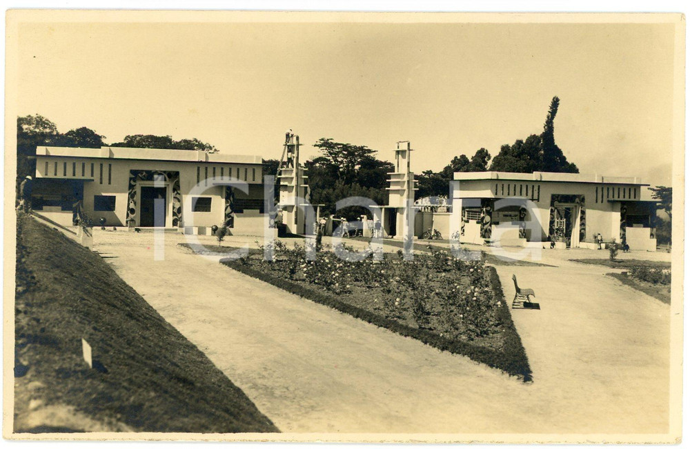 1931 CONGO Elisabethville World Fair - Entrée Exposition *Photo Léopold GABRIEL Fotografia originale d'epoca, in formato cartolina postale, con didascalia manoscritta al verso.FOTOGRAFO: L&eacute;opold Gabriel - Elisabethville  GOOD/buono  Formato: 14x9 cm originale e autentica 1
