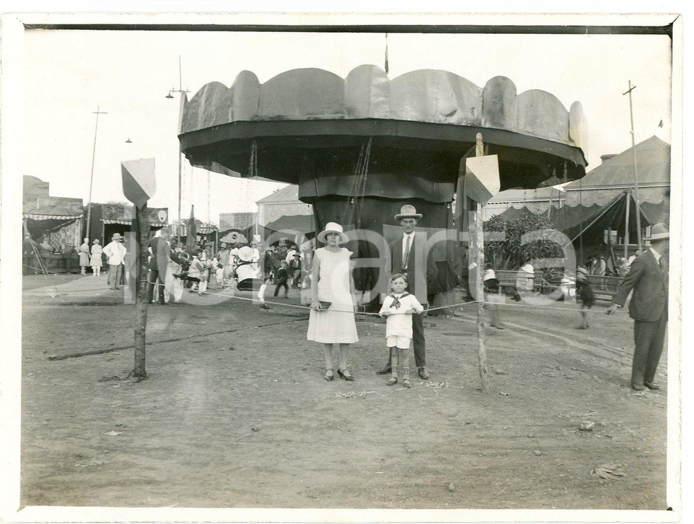 1928 ELISABETHVILLE (CONGO BELGE) 1ère Kermesse du KATANGA - Attractions *Photo Fotografia originale d'epoca, con didascalia manoscritta al verso che indica come organizzatore il "Cercle des Ouvriers".FOTOGRAFO: L&eacute;opold Gabriel (?) FAIR/discreto piegatura angolare Formato: 12x9 cm originale e autentica 1
