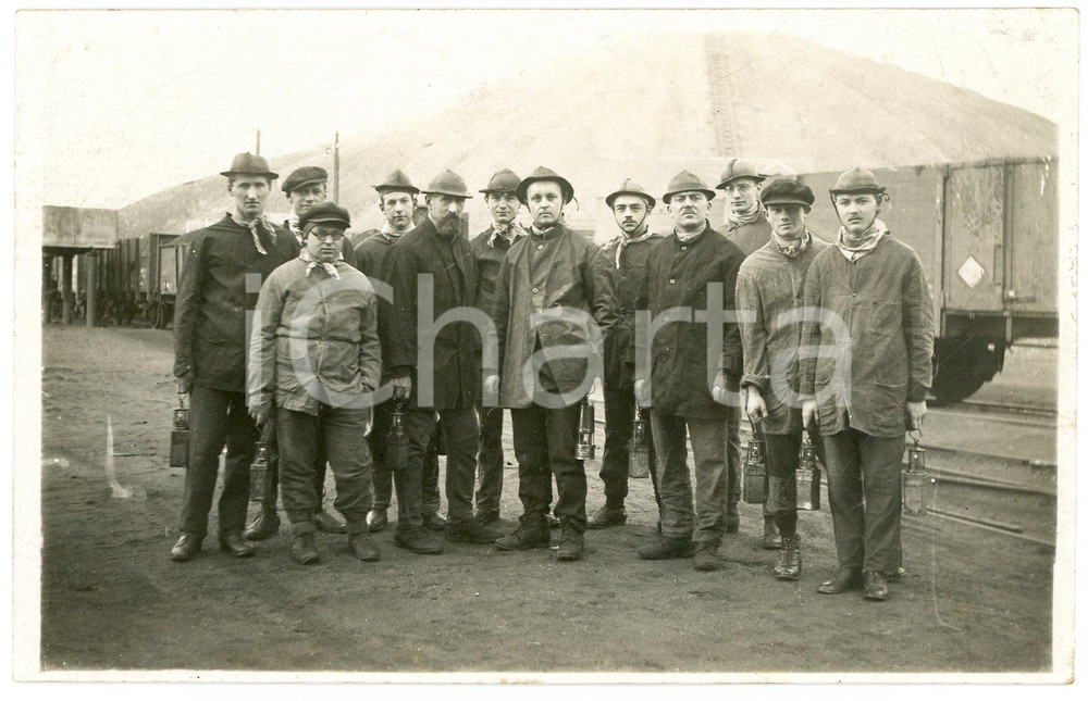 1930 ca CONGO BELGE - Mines - Groupe de ouvriers - Photo 14x9 cm Fotografia originale d'epoca, in formato cartolina postale.FOTOGRAFO: L&eacute;opold Gabriel (?) GOOD/buono  Formato: 14x9 cm originale e autentica 1