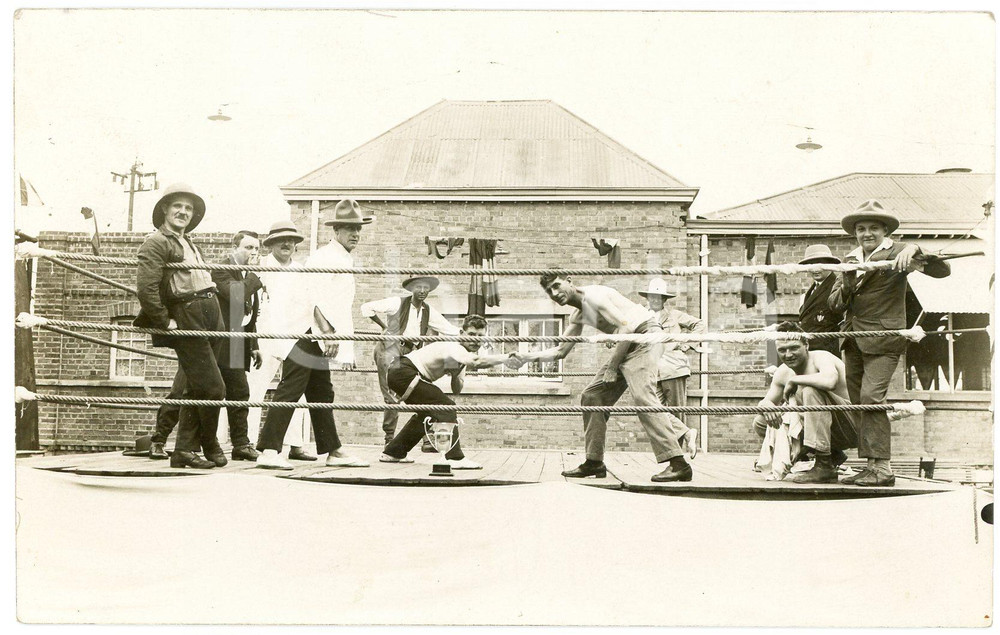 1928 ELISABETHVILLE (CONGO) 1ère Kermesse du KATANGA - Match BOXE *Photo Fotografia originale d'epoca, in formato cartolina postale.FOTOGRAFO: L&eacute;opold Gabriel (?) FAIR/discreto lievi piegature angolari Formato: 14x9 cm originale e autentica 1