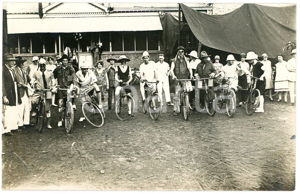 1928 ELISABETHVILLE (CONGO BELGE) 1ère Kermesse KATANGA - Course cycliste *Photo Fotografia originale d'epoca, con didascalia manoscritta al verso.FOTOGRAFO: L&eacute;opold Gabriel (?) GOOD/buono minima macchia al lato destro Formato: 14x9 cm originale e autentica 1