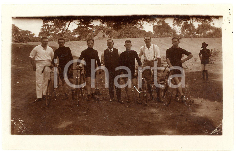 1920 ca CONGO BELGE - Groupe de coureurs cyclistes - Photo 14x9 cm Rara fotografia originale d'epoca, in formato cartolina postale. FAIR/discreto piccola piegatura centrale; difetti di stampa Formato: 14x9 cm originale e autentica 1