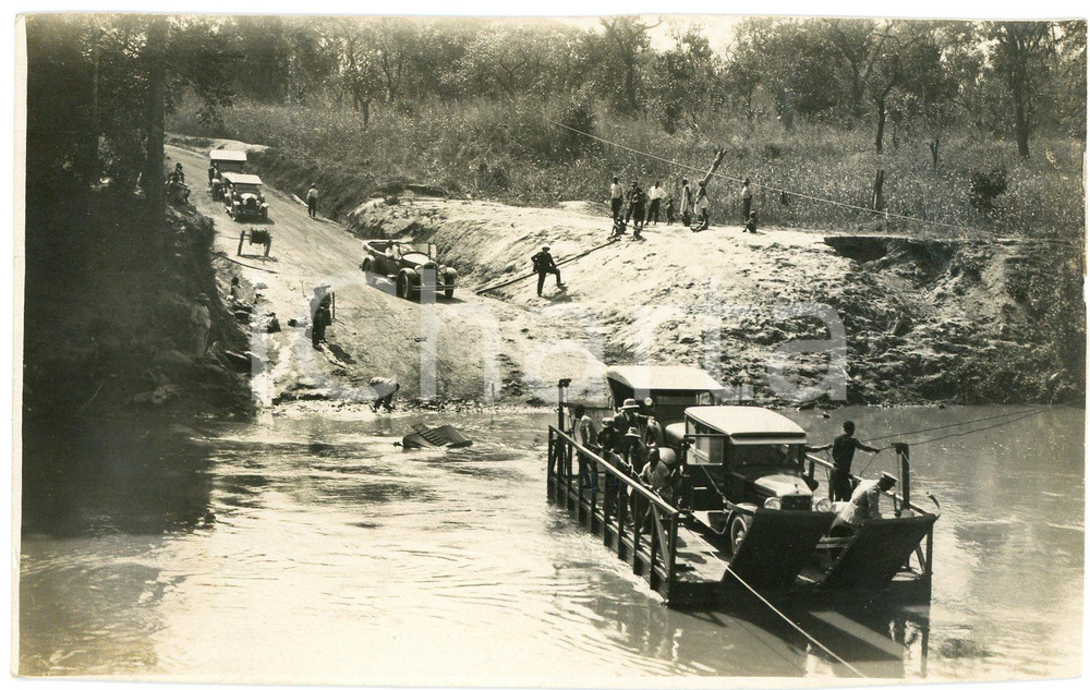 1930 ca CONGO BELGE Transport de voitures sur la rivière ^Photo Léopold GABRIEL Fotografia originale d'epoca, in formato cartolina postale.FOTOGRAFO: L&eacute;opold Gabriel - Panda - Katanga  FAIR/discreto residui di colla al verso FORMATO: 14x9 cm originale e autentica 1