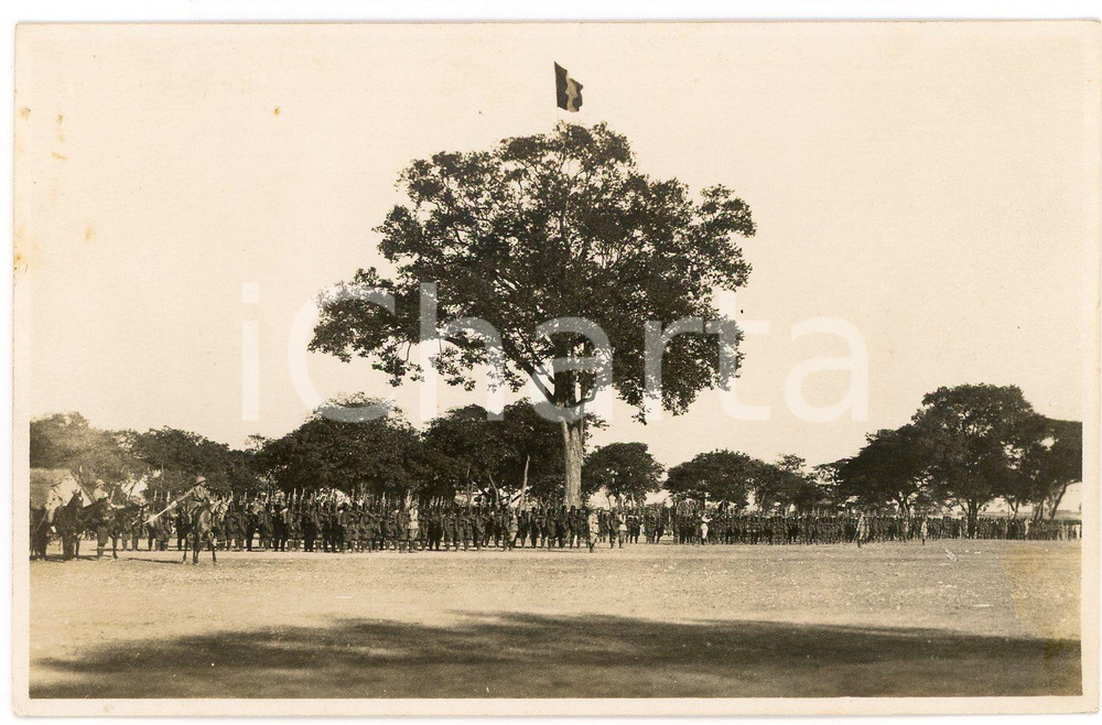 1928 CONGO BELGE Visite du roi Albert Ier - Démonstration militaire - Photo 14x9 Fotografia originale d'epoca, scattata durante la visita dei sovrani Alberto I ed Elisabetta del Belgio in Congo.FOTOGRAFO: L&eacute;opold Gabriel - Panda - Katanga FAIR/discreto lievi macchie al lato sinistro Formato: 14x9 cm originale e autentica 1