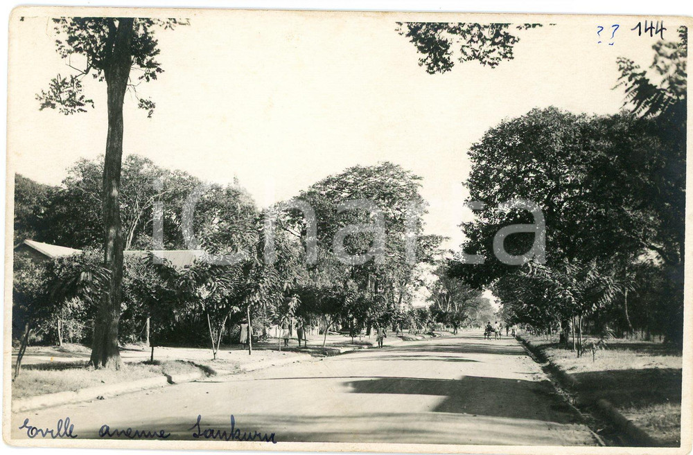 1930 ca ELISABETHVILLE (CONGO) Avenue de Sankuru *Photo Léopold GABRIEL 144 Fotografia originale d'epoca, in formato cartolina postale.FOTOGRAFO: L&eacute;opold Gabriel  GOOD/buono  Formato: 14x9 cm originale e autentica 1