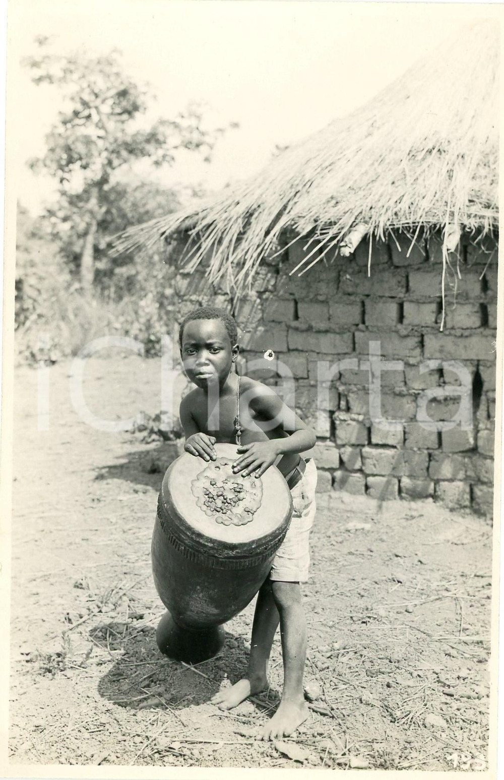 1930 ca CONGO BELGE Young boy playing the drum - Photo Léopold GABRIEL 193 Fotografia originale d'epoca, in formato cartolina postale.FOTOGRAFO: L&eacute;opold Gabriel - Panda - Katanga  GOOD/buono minimo difetto di stampa Formato: 9x14 cm originale e autentica 1