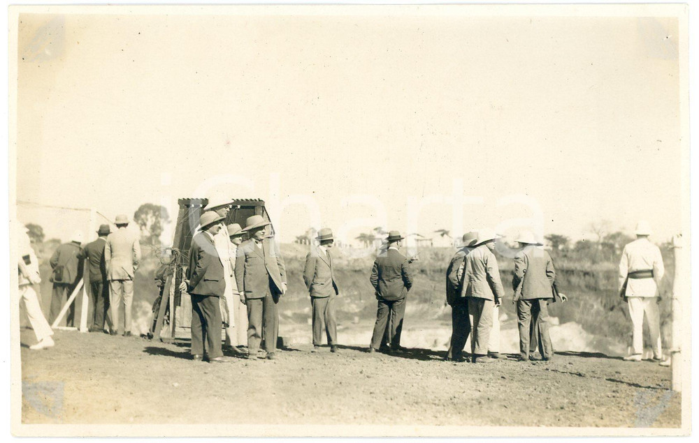 1928 CONGO BELGE PANDA Mines KATANGA - Visite Roi Albert Ier *Photo GABRIEL 488 Fotografia originale d'epoca, scattata durante la visita dei sovrani Alberto I ed Elisabetta del Belgio in Congo.FOTOGRAFO: L&eacute;opold Gabriel - Panda - Katanga FAIR/discreto difetti di stampa Formato: 14x9 cm originale e autentica 1