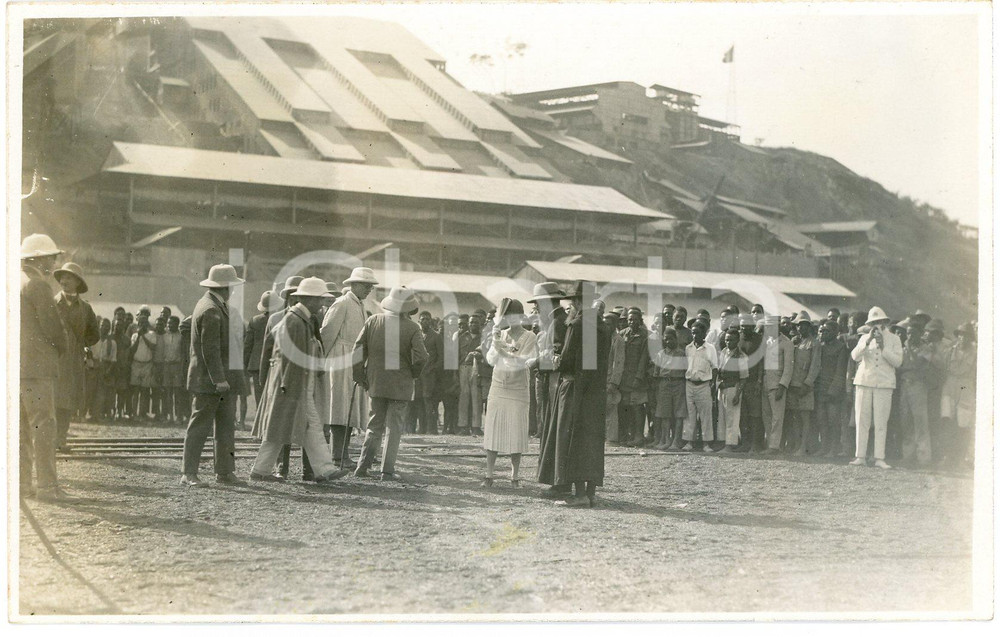 1928 CONGO BELGE Mines KATANGA Visite Roi Albert Ier Reine (7) Photo GABRIEL 3 Fotografia originale d'epoca, scattata durante la visita dei sovrani Alberto I ed Elisabetta del Belgio in Congo.FOTOGRAFO: L&eacute;opold Gabriel - Panda - Katanga GOOD/buono ma residui cartacei al verso Formato: 14x9 cm originale e autentica 1