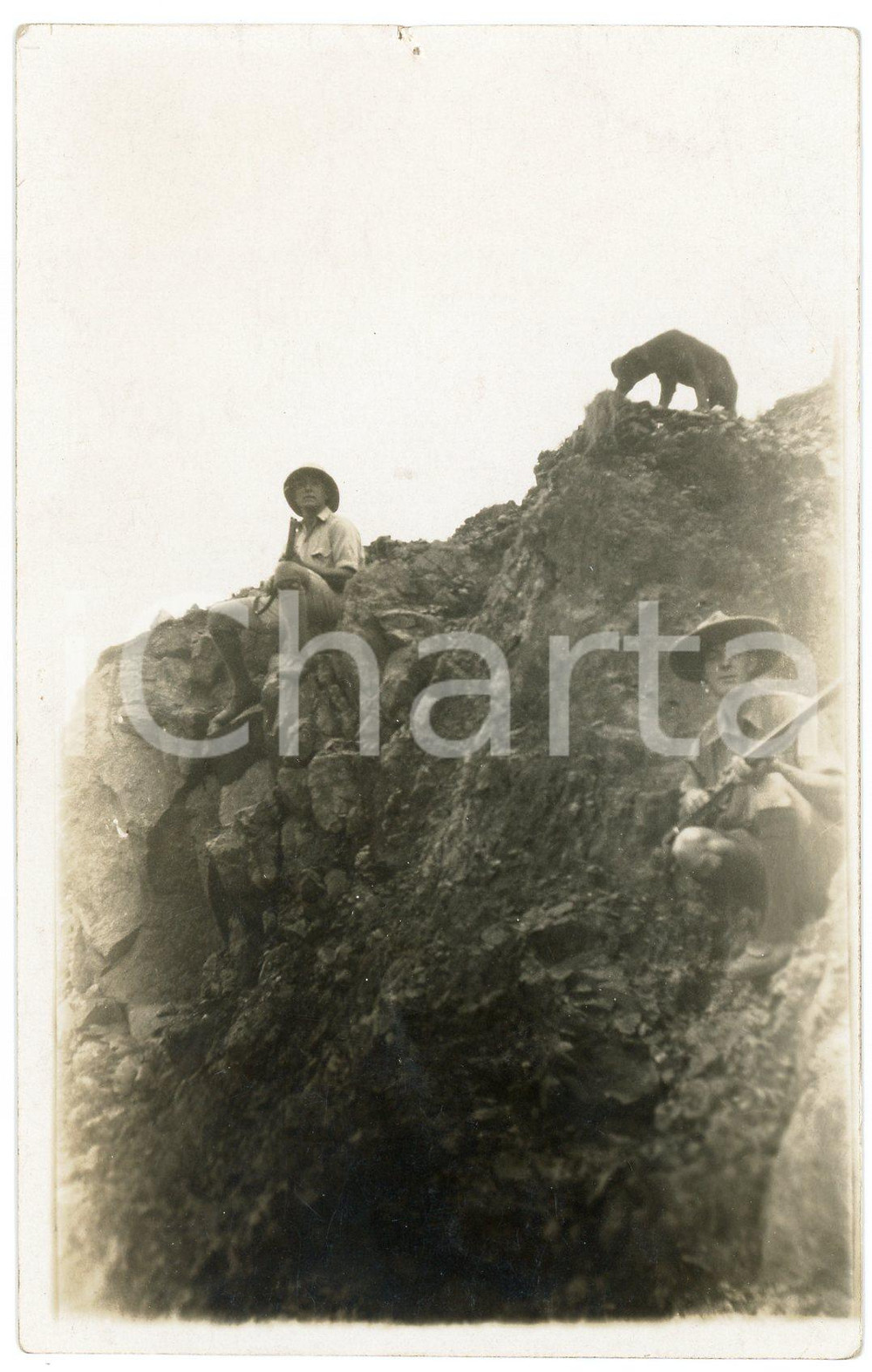 1930 ca CONGO BELGE - CHASSE - Hommes avec leur chien - Photo 9x14 cm Fotografia originale d'epoca, in formato cartolina postale. FAIR/discreto piccoli fori con sbrecciatura al lato superiore Formato: 9x14 cm originale e autentica 1