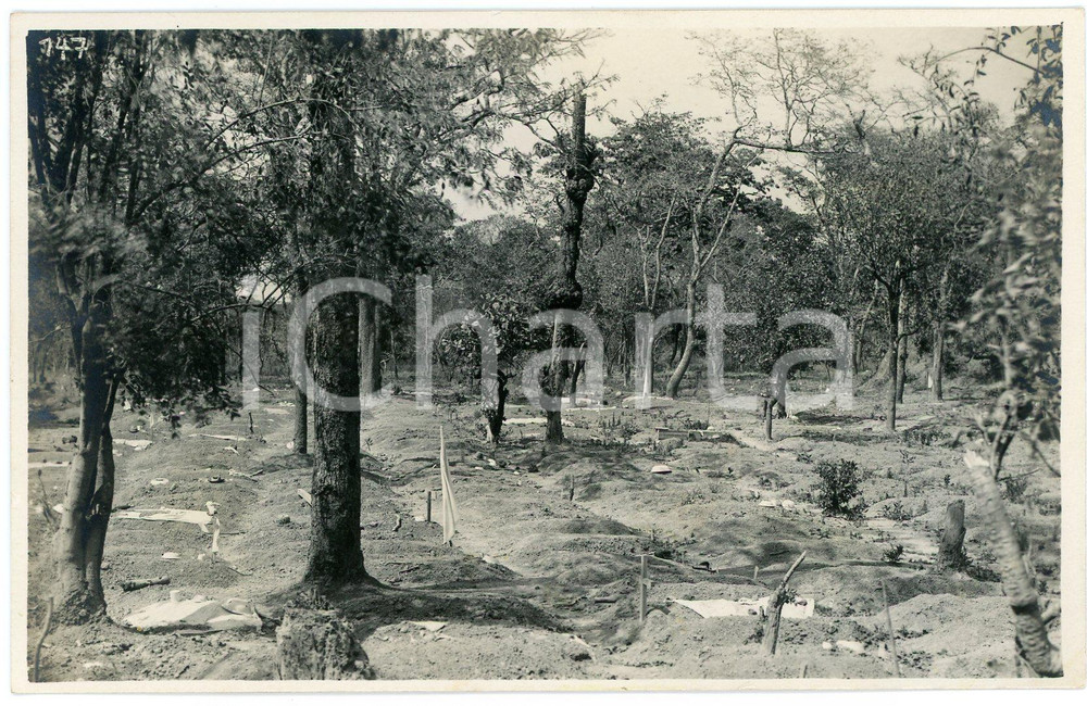 1930 ca CONGO BELGE Un cimetière indigène - Photo L. GABRIEL n°147 Fotografia originale d'epoca.FOTOGRAFO: L&eacute;opold Gabriel   POOR/danneggiato residuo cartaceo al verso Formato: 14x9 cm originale e autentica 1