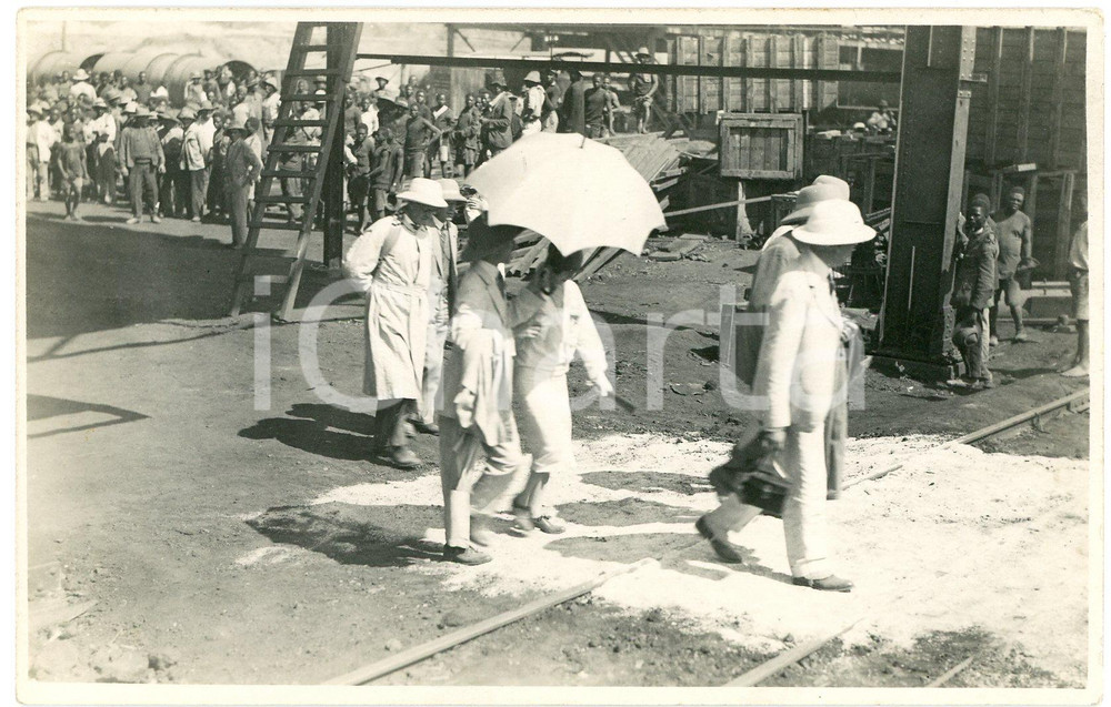 1928 CONGO BELGE Mines KATANGA Roi Albert Ier Reine -  Chantier *Photo Fotografia originale d'epoca, scattata durante la visita dei sovrani Alberto I ed Elisabetta del Belgio in Congo.FOTOGRAFO: L&eacute;opold Gabriel - Panda - Katanga GOOD/buono  Formato: 14x9 cm originale e autentica 1