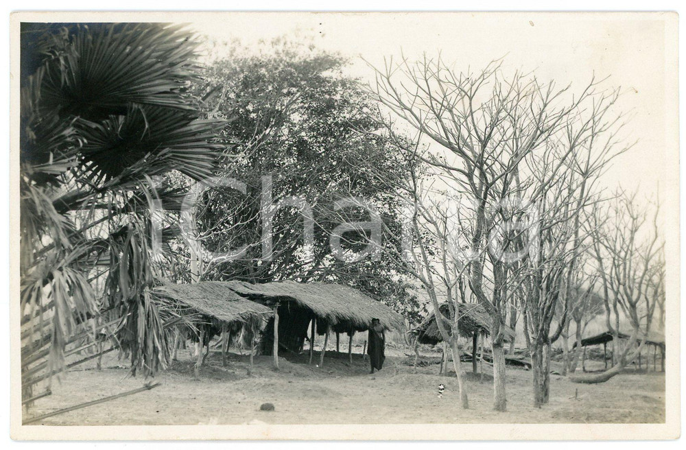 1930 ca CONGO BELGE Tombe Sultan M'SIRI - Photo Léopold GABRIEL 203 Fotografia originale d'epoca, in formato cartolina postale.FOTOGRAFO: L&eacute;opold Gabriel   GOOD/buono minimi difetti di stampa Formato: 14x9 cm originale e autentica 1