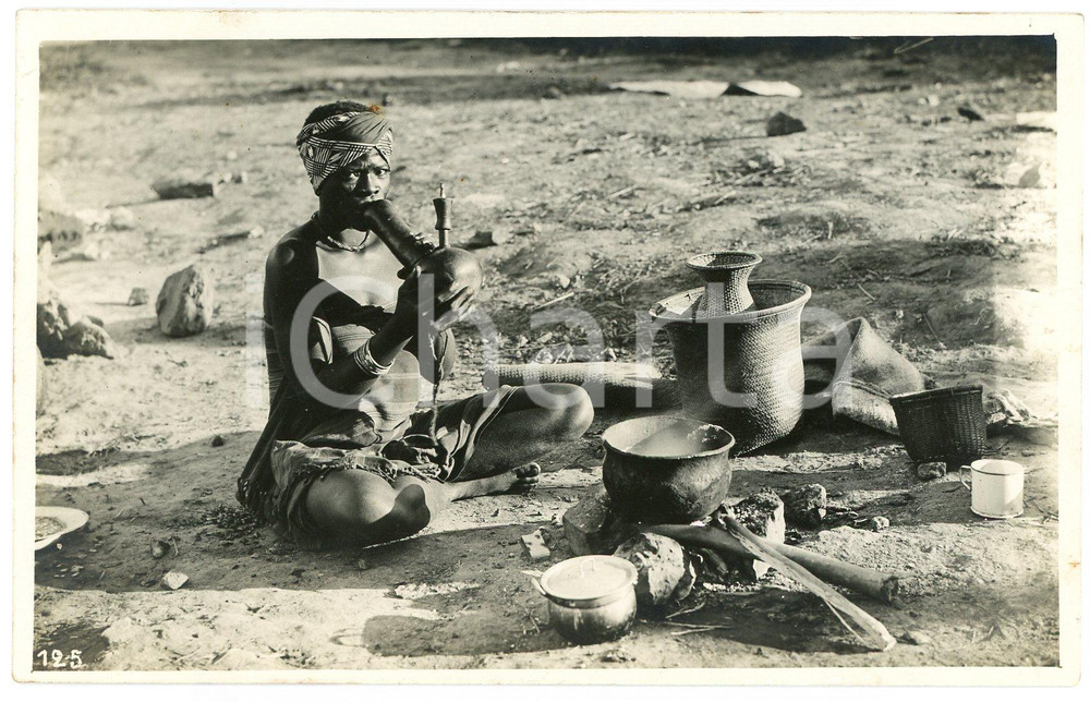1930 ca CONGO BELGE Femme faisant la cuisine - Photo L. GABRIEL n°125 Fotografia originale d'epoca, in formato cartolina postale.FOTOGRAFO: L&eacute;opold Gabriel - Panda - Katanga  GOOD/buono ma residuo cartaceo al verso Formato: 14x9 cm originale e autentica 1
