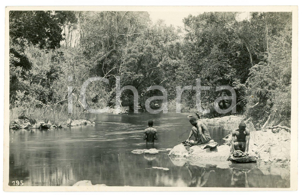 1930 ca CONGO BELGE - KATANGA Rivière PANDA - Indigènes *Photo GABRIEL 195 Fotografia originale d'epoca, in formato cartolina postale.FOTOGRAFO: L&eacute;opold Gabriel   GOOD/buono  Formato: 14x9 cm originale e autentica 1