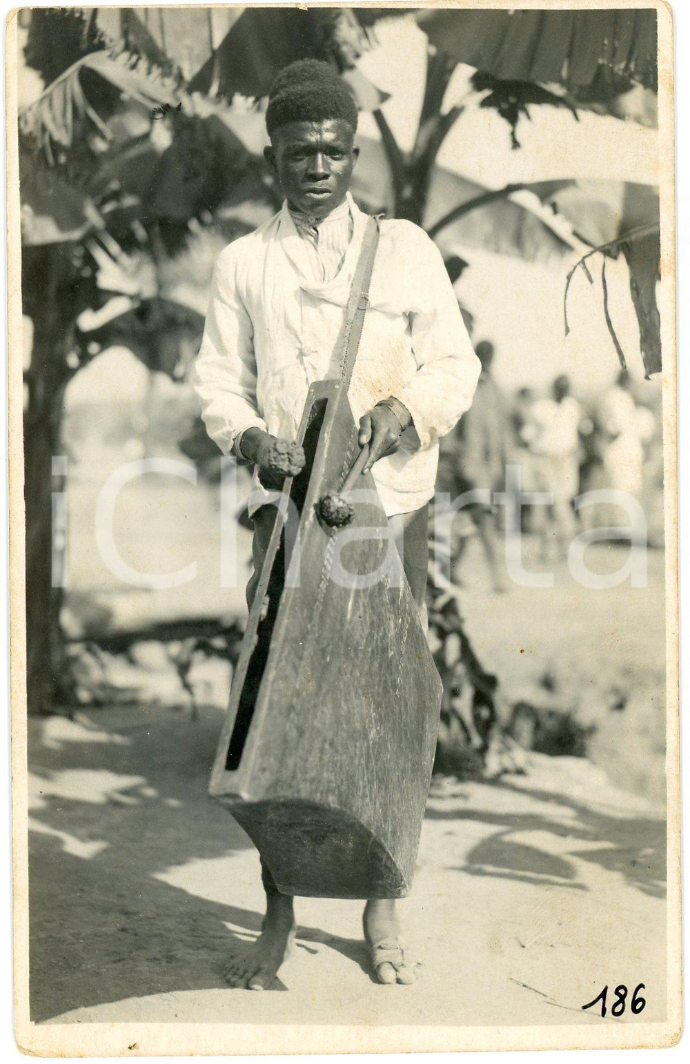 1930 ca CONGO BELGE - Musicien du grand chef Mwenda - Photo Léopold GABRIEL 186 Fotografia originale d'epoca, in formato cartolina postale.FOTOGRAFO: L&eacute;opold Gabriel - Panda - Katanga  GOOD/buono ma lieve macchia centrale Formato: 9x14 cm originale e autentica 1