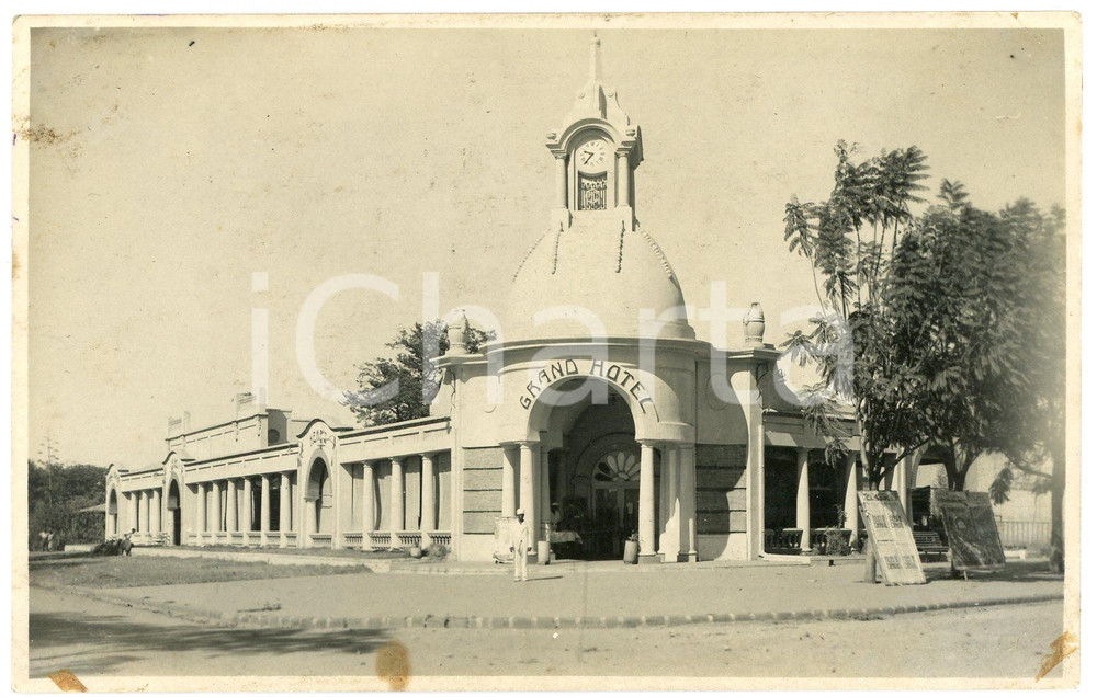 1925 ca CONGO BELGE - ELISABETHVILLE Grand Hotel - Photo L. GABRIEL 185 Fotografia originale d'epoca, in formato cartolina postale.FOTOGRAFO: L&eacute;opold Gabriel   POOR/danneggiato macchie Formato: 14x9 cm originale e autentica 1