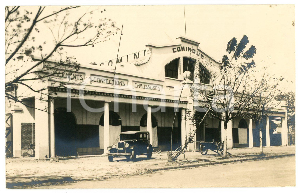 1925 CONGO BELGE - ELISABETHVILLE Magasins COMINDUS - Photo L. GABRIEL Fotografia originale d'epoca, in formato cartolina postale.FOTOGRAFO: L&eacute;opold Gabriel GOOD/buono  Formato: 14x9 cm originale e autentica 1