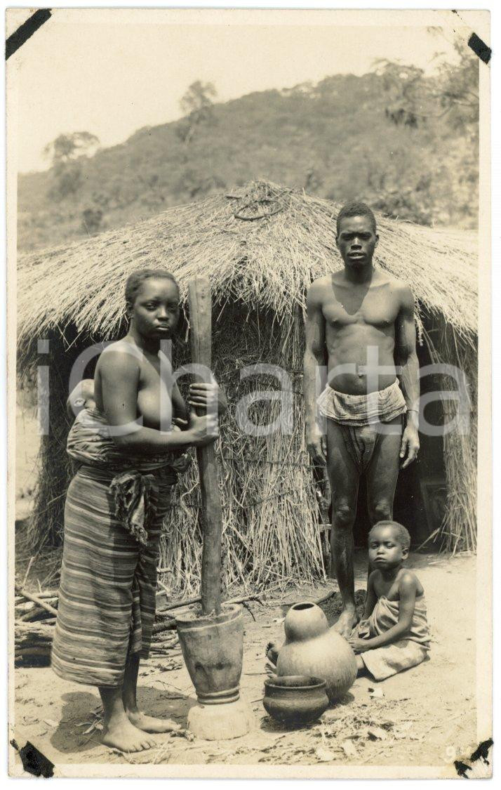 1930 ca CONGO BELGE - Fabrication de bunya - Photo L. GABRIEL 94 Fotografia originale d'epoca, in formato cartolina postale.FOTOGRAFO: L&eacute;opold Gabriel - Panda - Katanga  FAIR/discreto residui cartacei agli angoli Formato: 9x14 cm originale e autentica 1