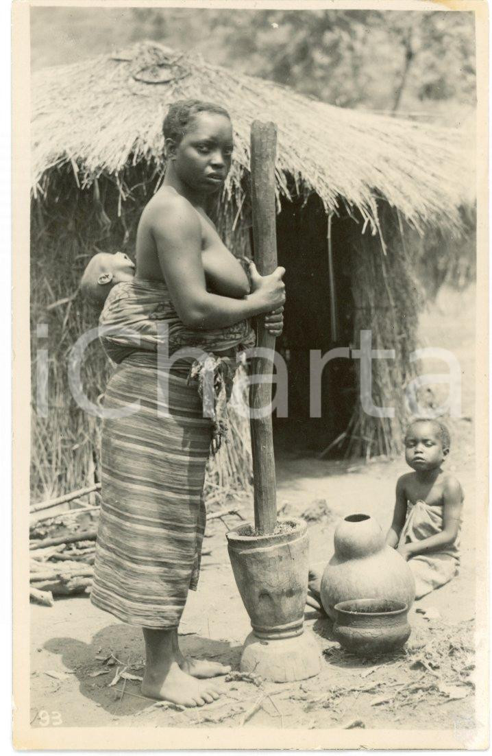1930 ca CONGO BELGE - Fabrication du bunya - Photo L. GABRIEL 93 Fotografia originale d'epoca, in formato cartolina postale.FOTOGRAFO: L&eacute;opold Gabriel - Panda - Katanga  GOOD/buono  Formato: 9x14 cm originale e autentica 1