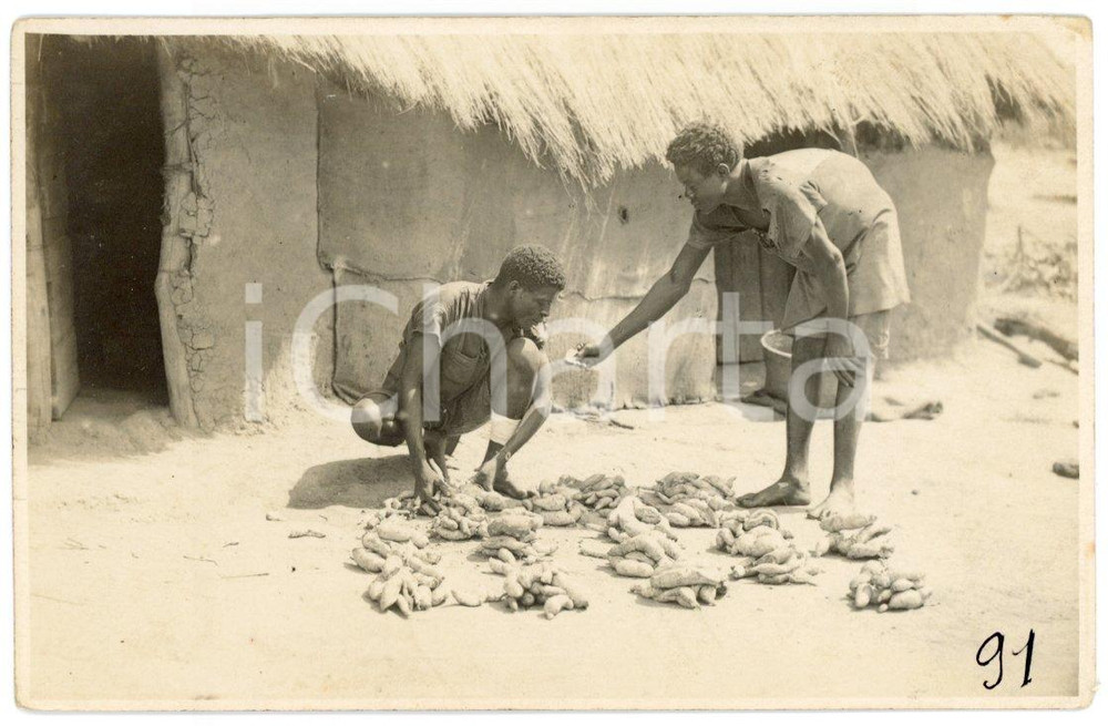 1930 ca CONGO BELGE - Vendeur de pommes de terre - Photo L. GABRIEL 91 Fotografia originale d'epoca, in formato cartolina postale.FOTOGRAFO: L&eacute;opold Gabriel - Panda - Katanga  GOOD/buono  Formato: 14x9 cm originale e autentica 1