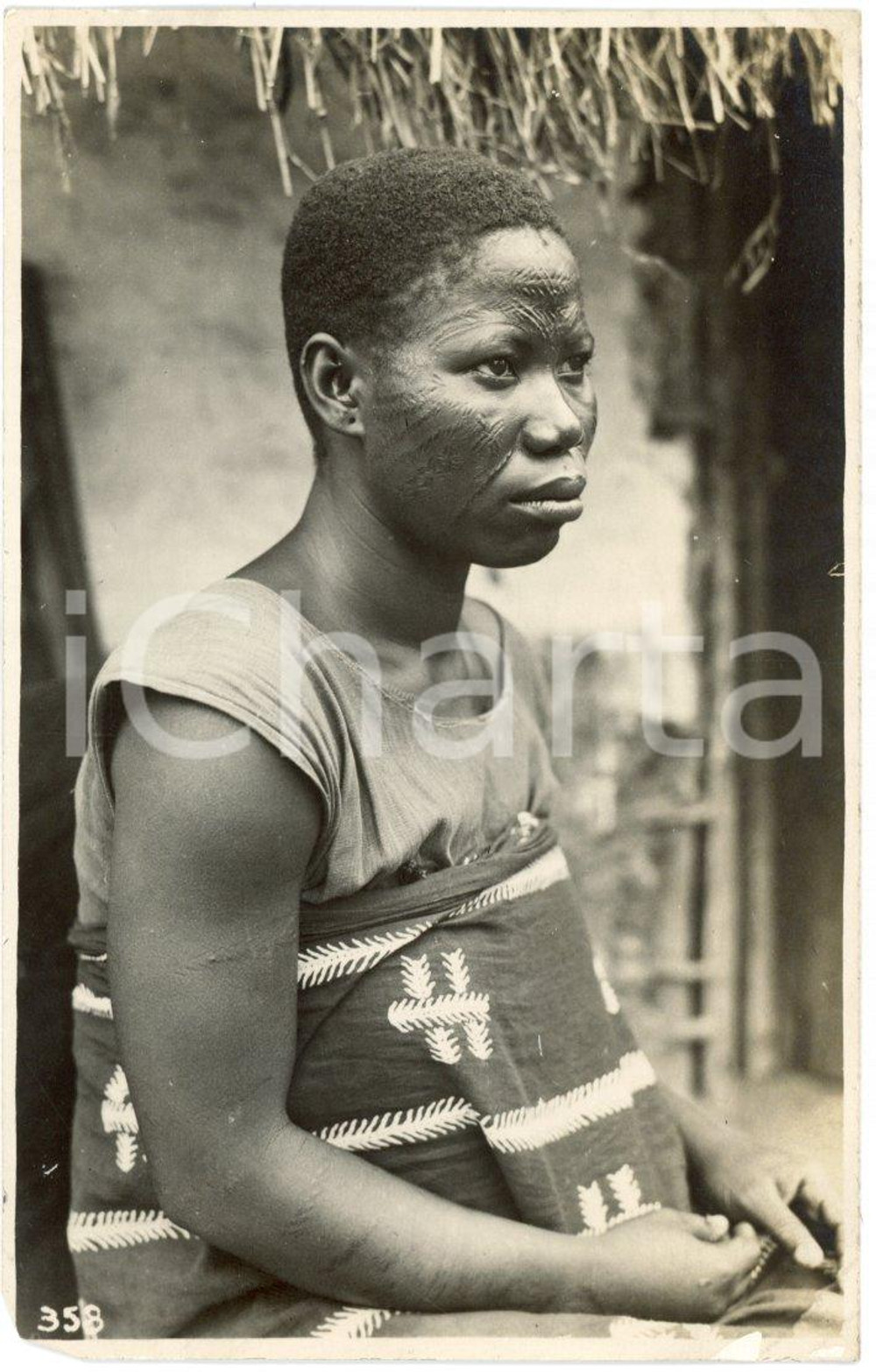 1930 ca CONGO BELGE Portrait femme - Scarification visage *Photo L. GABRIEL 358 Fotografia originale d'epoca, con timbro del fotografo al verso.FOTOGRAFO: L&eacute;opold Gabriel - Elisabethville  FAIR/discreto angolo inferiore sinistro rifilato Formato: 9x14 cm originale e autentica 1