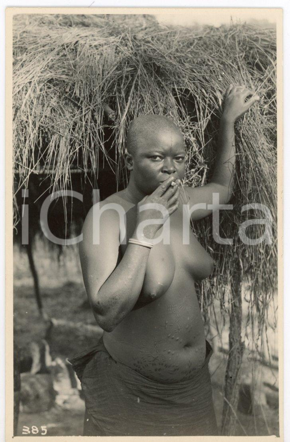 1930 ca CONGO BELGE - Femme qui fume - Scarification *Photo L. GABRIEL 385 Fotografia originale d'epoca, in formato cartolina postale.FOTOGRAFO: L&eacute;opold Gabriel - Panda - Katanga  GOOD/buono  Formato: 9x14 cm originale e autentica 1