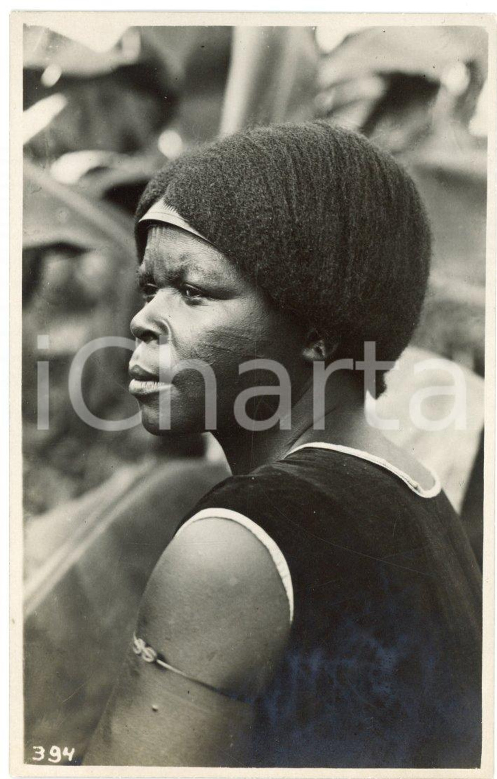 1930 ca CONGO BELGE - Coiffure de femme - Photo Léopold GABRIEL n° 394 Fotografia originale d'epoca, con timbro del fotografo al verso.FOTOGRAFO: L&eacute;opold Gabriel - Elisabethville  GOOD/buono  Formato: 9x14 cm originale e autentica 1