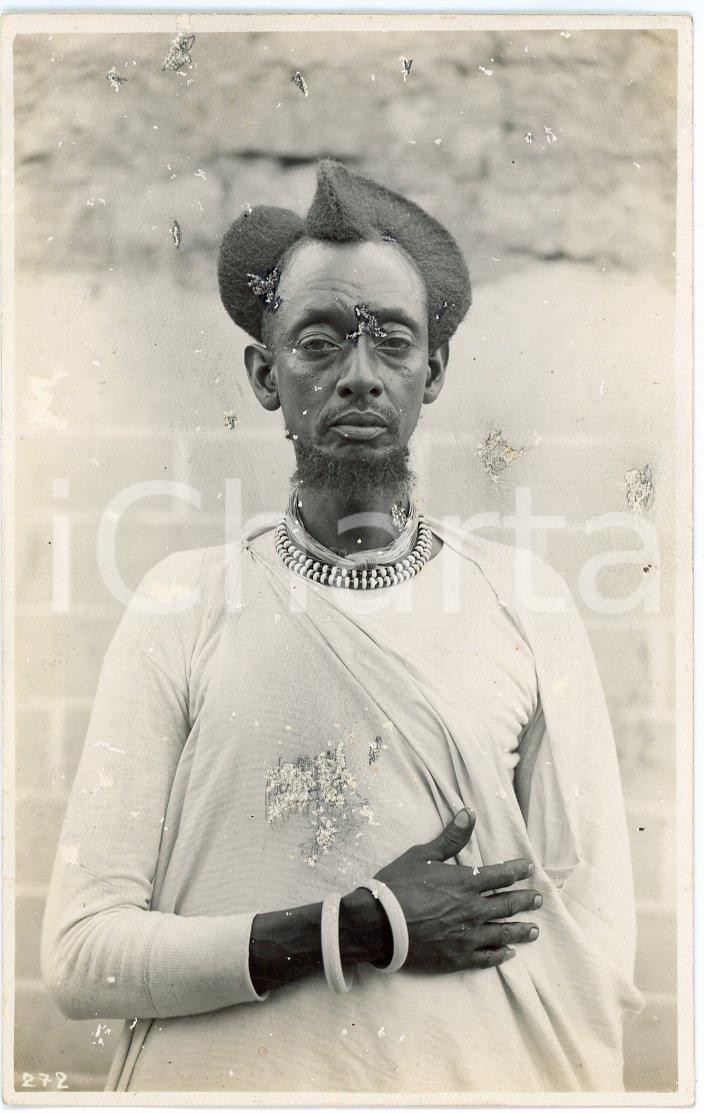 1930 ca CONGO BELGE Haut dignitaire USUMBURA-RUANDA-URUNDI Photo L. GABRIEL 272 Fotografia originale d'epoca, con timbro del fotografo al verso.FOTOGRAFO: L&eacute;opold Gabriel - Panda - Katanga  VERY POOR/gravemente danneggiato piccole sbrecciature superficiali Formato: 9x14 cm originale e autentica 1