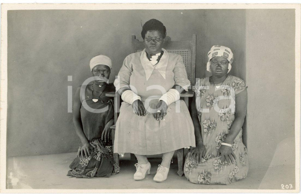 1930 ca CONGO BELGE Femme du Sultan MWENDA et servantes - Photo Léopold GABRIEL Fotografia originale d'epoca, in formato cartolina postale.N&deg; 207.FOTOGRAFO: L&eacute;opold Gabriel - Panda - Katanga  GOOD/buono  Formato: 14x9 cm originale e autentica 1